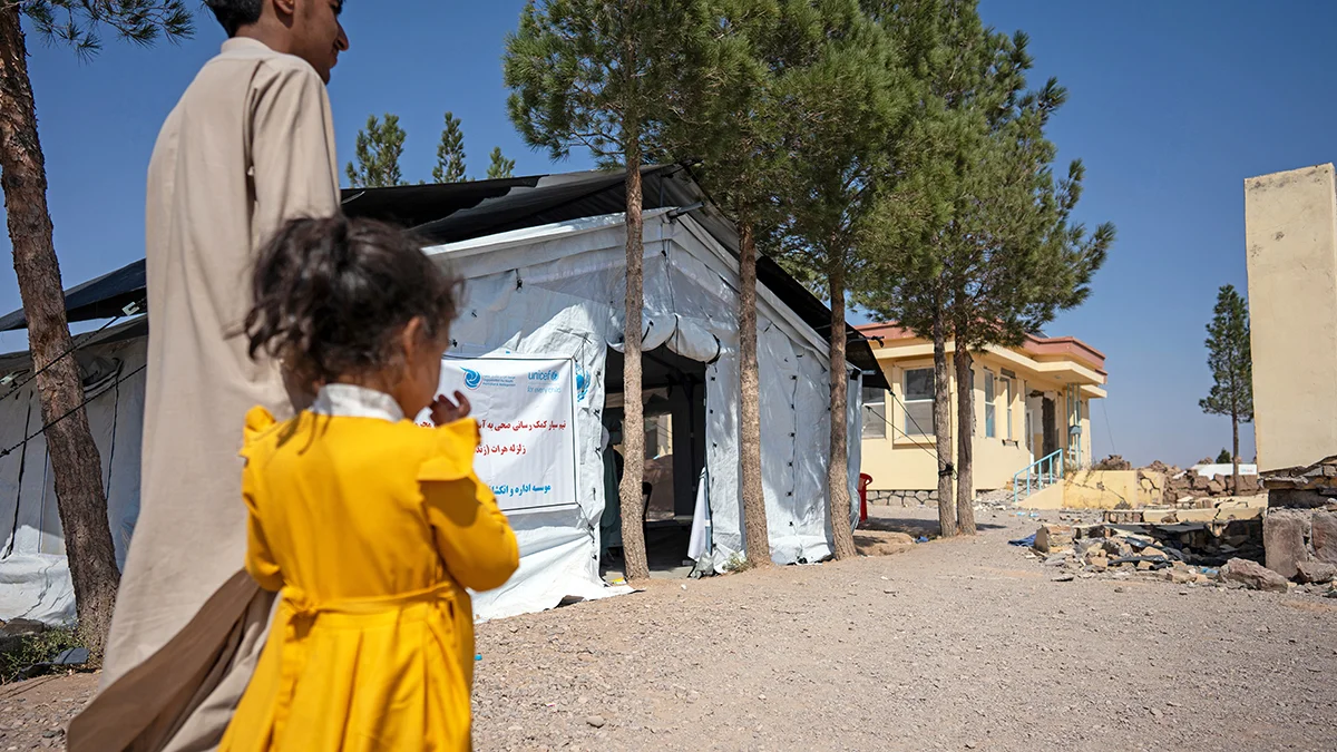 Von UNICEF unterstützte Gesundheitsklinik, die im Rahmen der Erdbebenhilfe im Dorf Karnil Wardaka im Bezirk Zinda Jan in der Provinz Herat im Westen Afghanistans eingerichtet wurde.