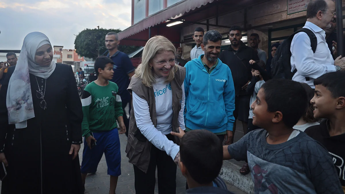 UNICEF-Exektuivdirektorin Catherine Russell gibt einem Jungen in Gaza die Hand.