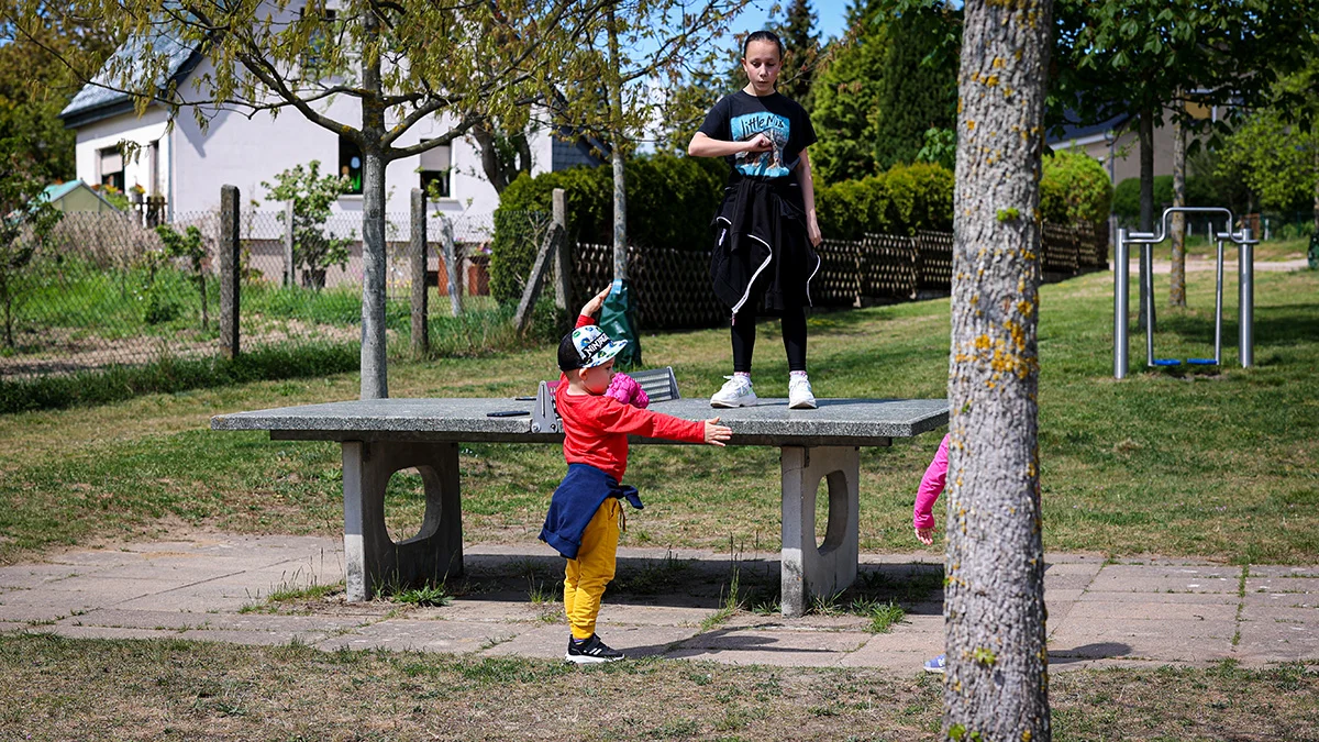 Kinder auf dem Spielplatz.