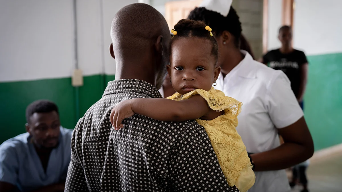 Ein Kind umarmt seinen Vater in der Impfstation des Justinien-Krankenhauses in Cap-Haitian.