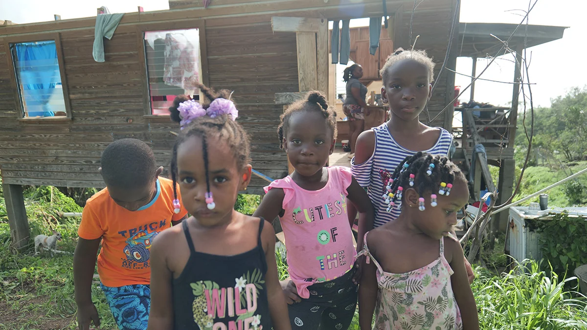 Kinder stehen vor ihrem von Hurrikan Beryl verwüsteten Haus in Grenada, Karibik.