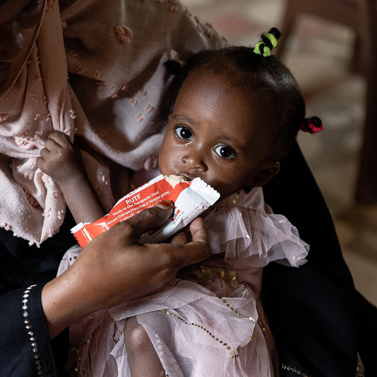 Ein Kind im Sudan wird mit Erdnusspaste gefüttert.