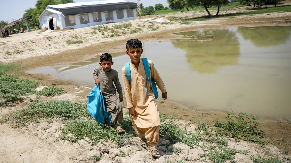 Zwei Schüler am Weg in die Schule in Pakistan.