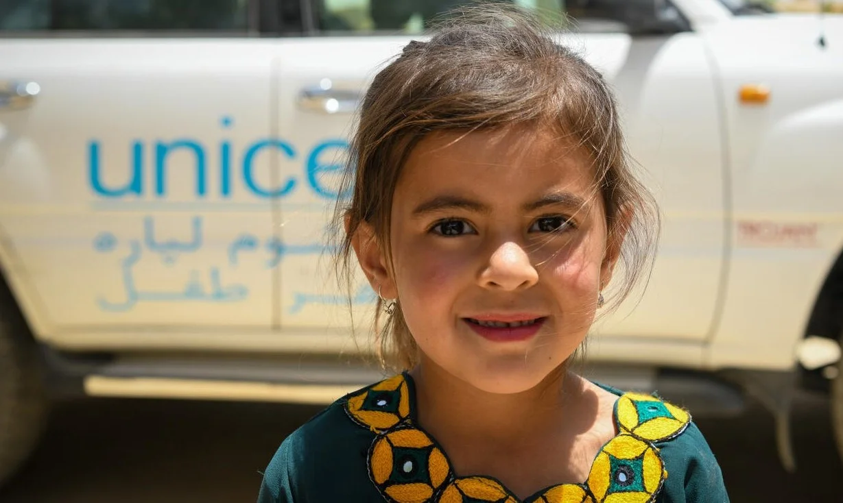 Mädchen vor UNICEF-Auto in Afghanistan