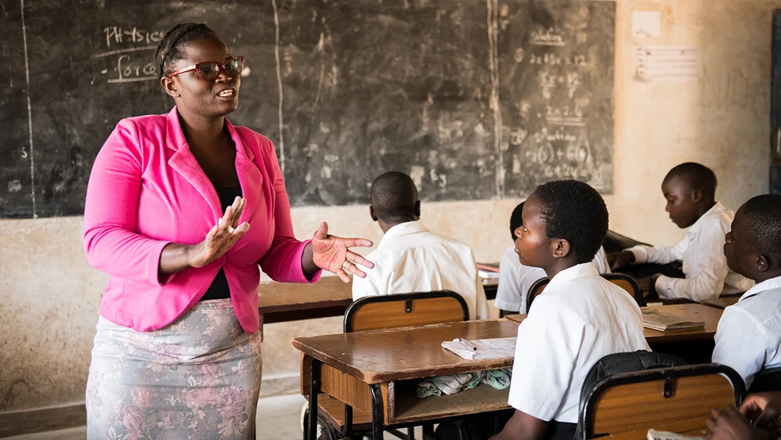 Eine Lehrerin in Malawi erklärt den Unterrichtsstoff.